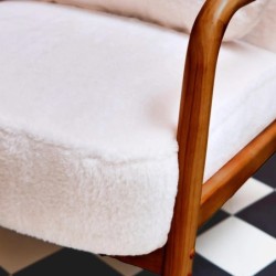 Amelie Fauteuil scandinave bois d'hévéa teinté noyer clair et tissu fausse fourrure